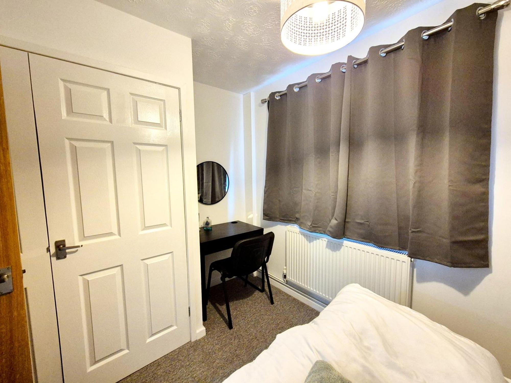Casa de férias Sherbourne House - Modern 2 Bed Close To Parkway Station And Uwe *